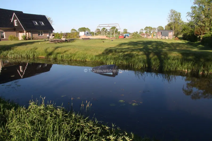 Auto kopje onder in Nieuweroord