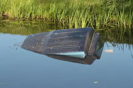 Auto kopje onder in Nieuweroord — foto 4 van 4