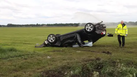 Auto over de kop in Emmer-Compascuum [Video] — foto 3 van 4