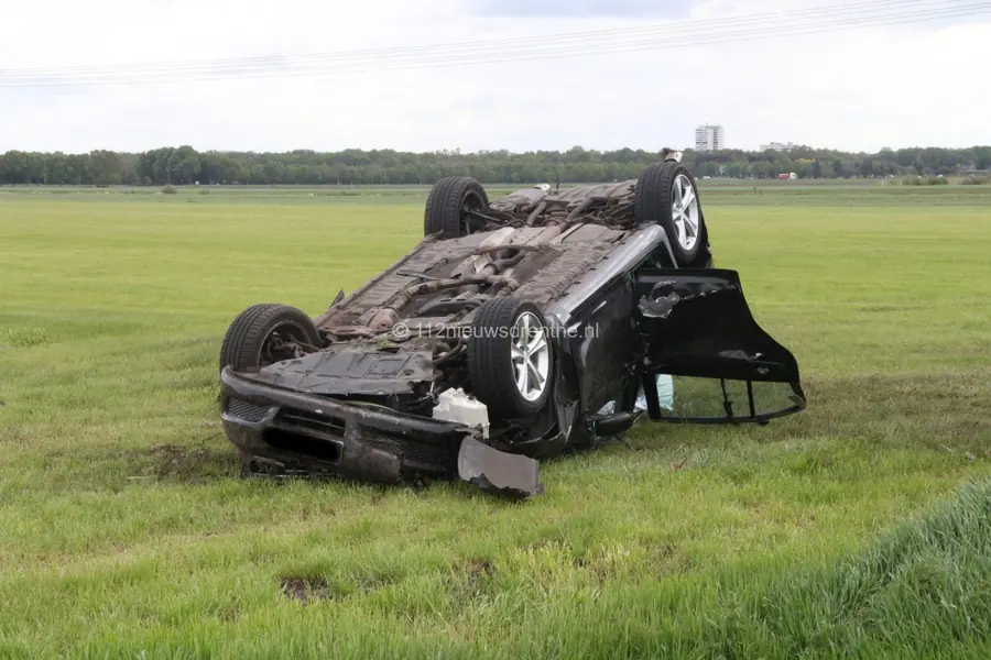 Auto over de kop in Emmer-Compascuum [Video]