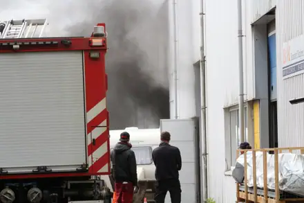 Brand bij bedrijf aan Eerste Bokslootweg in Emmen; ook ambulance ter plaatse — foto 4 van 6