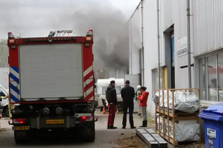 Brand bij bedrijf aan Eerste Bokslootweg in Emmen; ook ambulance ter plaatse — foto 5 van 6