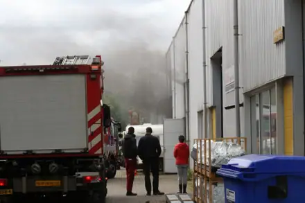 Brand bij bedrijf aan Eerste Bokslootweg in Emmen; ook ambulance ter plaatse — foto 6 van 6