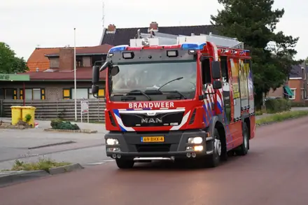 Brandweer blust bermbrand aan de Middenweg in Emmer-Compascuum — foto 5 van 8
