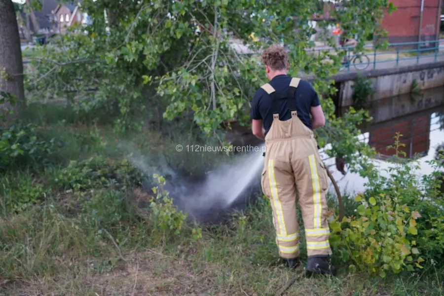 Brandweer blust bermbrand aan de Middenweg in Emmer-Compascuum