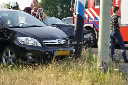 Gewonde door ongeluk op Rondweg in Emmen — foto 3 van 5
