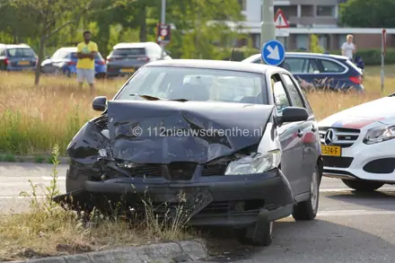 Gewonde door ongeluk op Rondweg in Emmen — foto 4 van 5