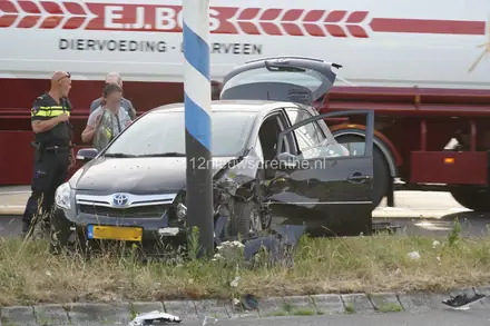 Gewonde door ongeluk op Rondweg in Emmen — foto 5 van 5