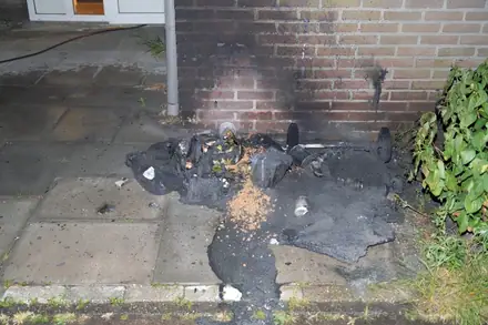 Inwoners Emmer-Compascuum schrikken wakker van containerbrand — foto 4 van 6