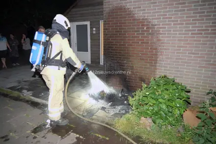 Inwoners Emmer-Compascuum schrikken wakker van containerbrand — foto 1 van 6