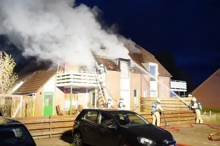 Update: Vier woningen onbewoonbaar verklaard na grote brand in Veenoord — foto 2 van 12