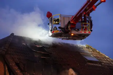 Update: Vier woningen onbewoonbaar verklaard na grote brand in Veenoord — foto 10 van 12