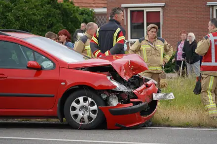 Twee auto’s botsen frontaal op elkaar in Emmer-Compascuum: één gewonde — foto 5 van 8
