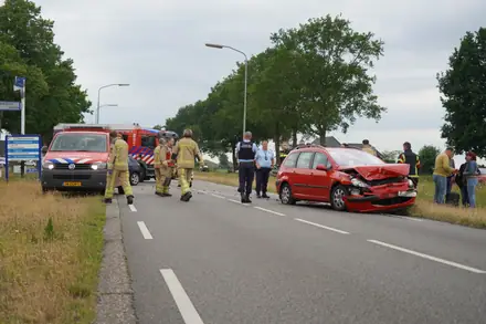 Twee auto’s botsen frontaal op elkaar in Emmer-Compascuum: één gewonde — foto 6 van 8