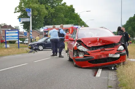 Twee auto’s botsen frontaal op elkaar in Emmer-Compascuum: één gewonde — foto 7 van 8