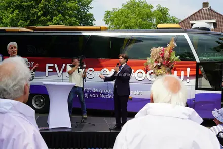 Thierry Baudet in Klazienaveen voor FVD (forum voor democratie) partij programma presenteren — foto 1 van 12
