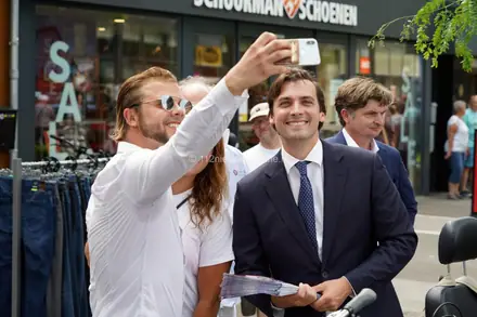 Thierry Baudet in Klazienaveen voor FVD (forum voor democratie) partij programma presenteren — foto 3 van 12