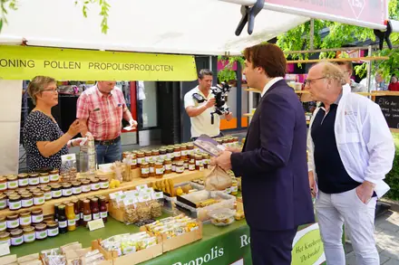 Thierry Baudet in Klazienaveen voor FVD (forum voor democratie) partij programma presenteren — foto 11 van 12