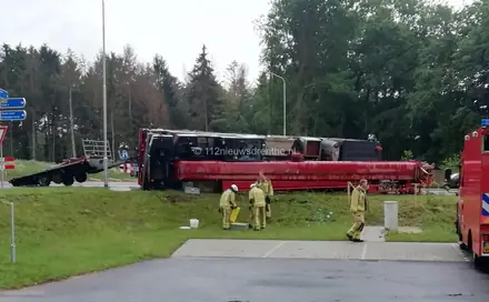 Telescoopkraan kantelt op rotonde, N386 afgesloten — foto 1 van 4