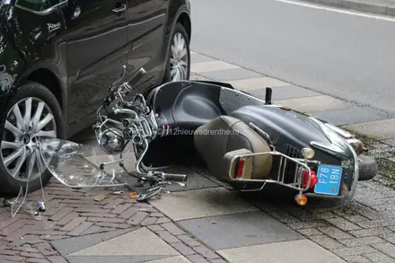 Scooterrijder gewond na botsing met auto in Emmen — foto 1 van 2