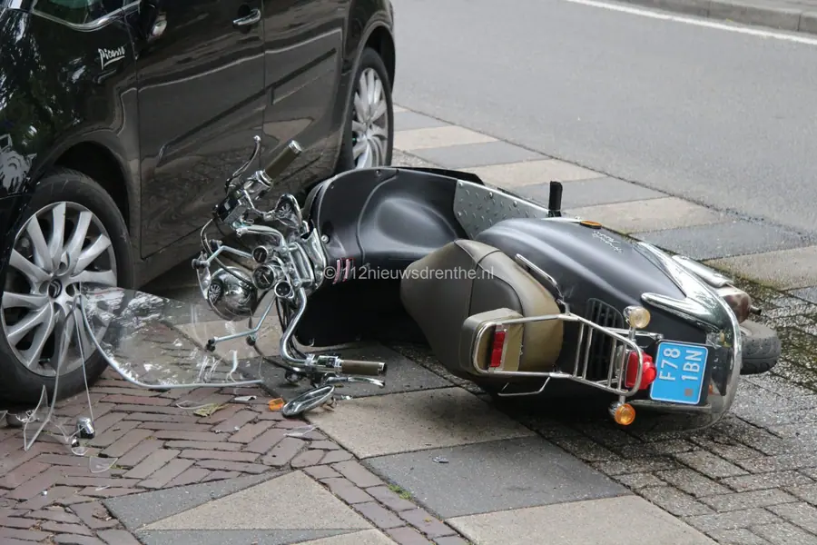 Scooterrijder gewond na botsing met auto in Emmen