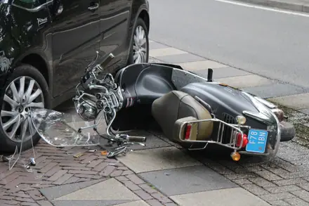 Scooterrijder gewond na botsing met auto in Emmen — foto 2 van 2