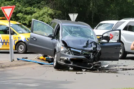 Vrouw gewond bij botsing op ‘beruchte’ kruising in Emmen — foto 9 van 12