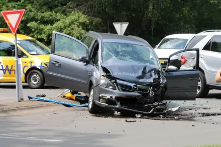 Vrouw gewond bij botsing op ‘beruchte’ kruising in Emmen — foto 3 van 12