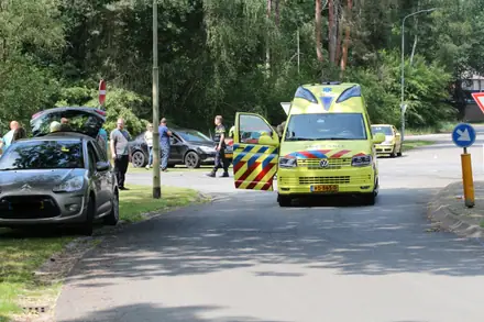Vrouw gewond bij botsing op ‘beruchte’ kruising in Emmen — foto 11 van 12