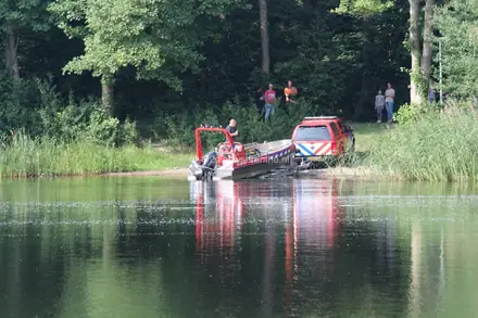 Persoon te water bij zwemplas Moekesgat in Ter Apel overleden — foto 1 van 8