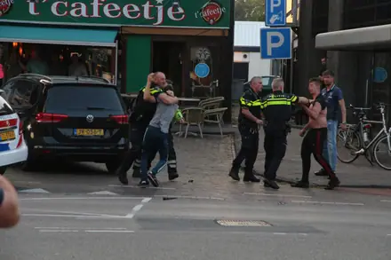 Agent raakt gewond bij vechtpartij in Emmen — foto 2 van 2