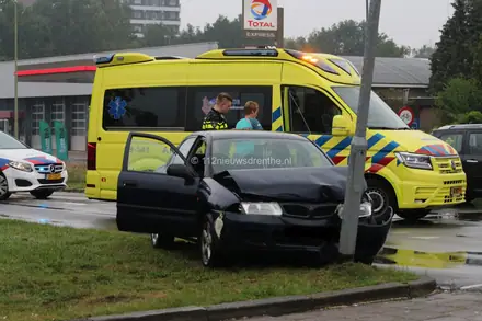 Twee voertuigen botsen op beruchte kruising Angelslo — foto 2 van 6
