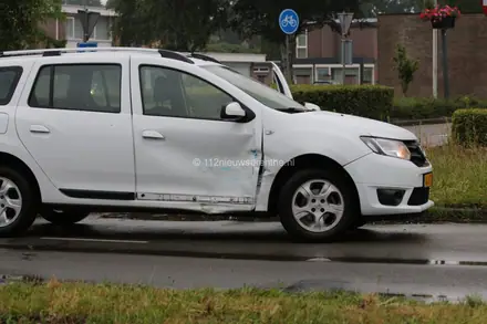 Twee voertuigen botsen op beruchte kruising Angelslo — foto 3 van 6
