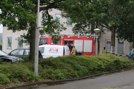 Flesje met gevaarlijke stof valt op vloer Terra MBO Emmen — foto 2 van 8