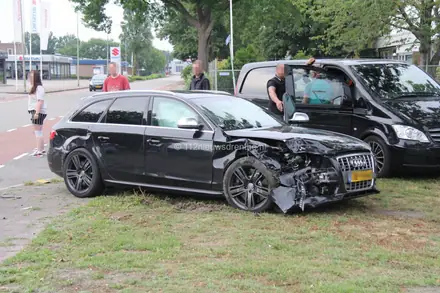 Gewonde bij ongeluk in Emmen — foto 2 van 6