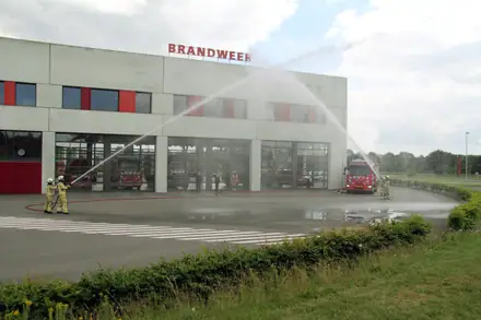 Brandweerkazernes eren en herdenken omgekomen brandweermensen — foto 3 van 3