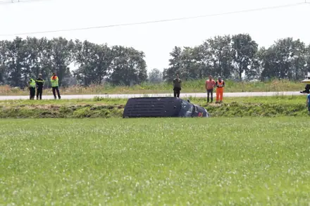 Busje belandt in sloot op de A37 bij Wachtum — foto 4 van 6