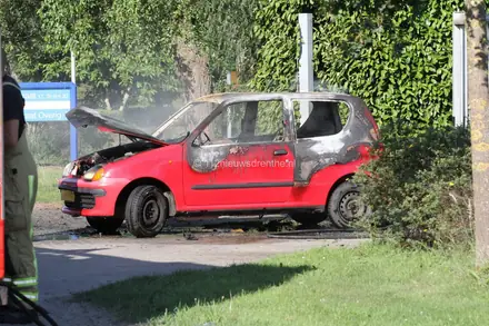 Auto brand uit op de Vasco Da Gamastraat in Emmen [Video] — foto 2 van 10