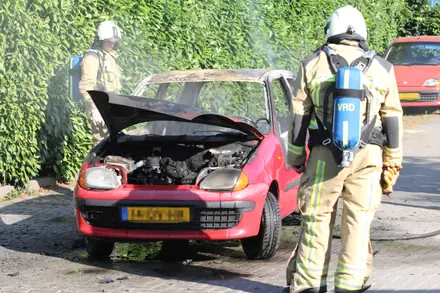 Auto brand uit op de Vasco Da Gamastraat in Emmen [Video] — foto 7 van 10