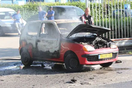 Auto brand uit op de Vasco Da Gamastraat in Emmen [Video] — foto 8 van 10