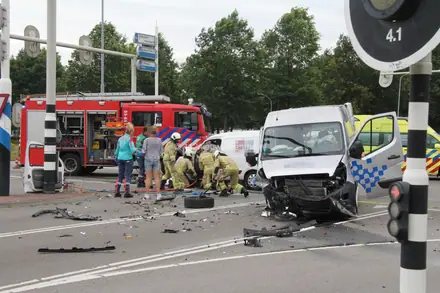 Meerdere gewonden en flinke ravage bij frontale botsing op kruising Rondweg Emmen: weg deels afgesloten — foto 3 van 12