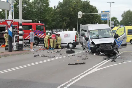 Meerdere gewonden en flinke ravage bij frontale botsing op kruising Rondweg Emmen: weg deels afgesloten — foto 9 van 12