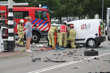 Meerdere gewonden en flinke ravage bij frontale botsing op kruising Rondweg Emmen: weg deels afgesloten — foto 5 van 12