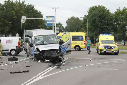 Meerdere gewonden en flinke ravage bij frontale botsing op kruising Rondweg Emmen: weg deels afgesloten — foto 11 van 12