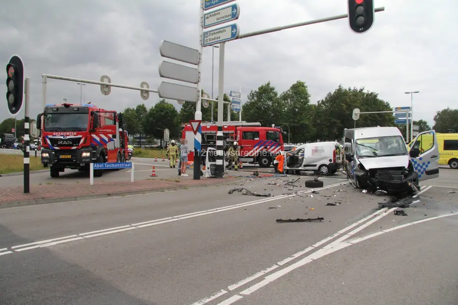 Meerdere gewonden en flinke ravage bij frontale botsing op kruising Rondweg Emmen: weg deels afgesloten