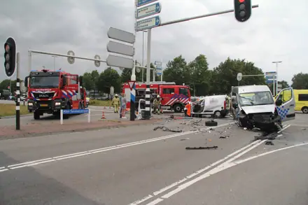 Meerdere gewonden en flinke ravage bij frontale botsing op kruising Rondweg Emmen: weg deels afgesloten — foto 12 van 12