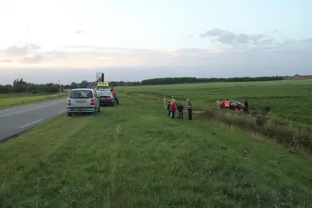 Automobiliste naar ziekenhuis nadat ze met wagen in de sloot einigde — foto 5 van 6