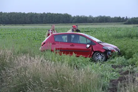 Automobiliste naar ziekenhuis nadat ze met wagen in de sloot einigde — foto 6 van 6