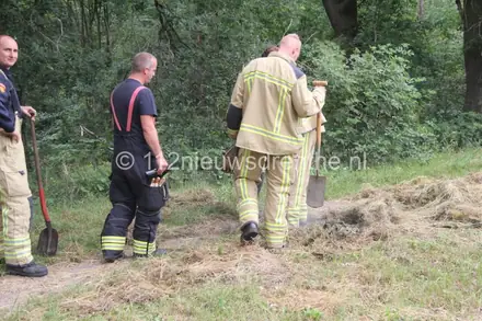 Hooibrand in Emmen snel onder controle — foto 4 van 4
