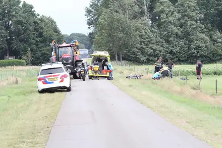 Motorrijder gewond bij botsing met trekker bij Noord-Sleen — foto 1 van 6